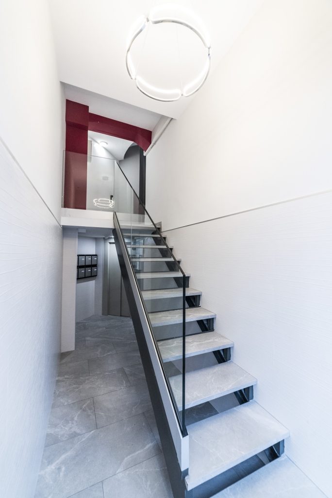 Instalación ascensor renovando entrada